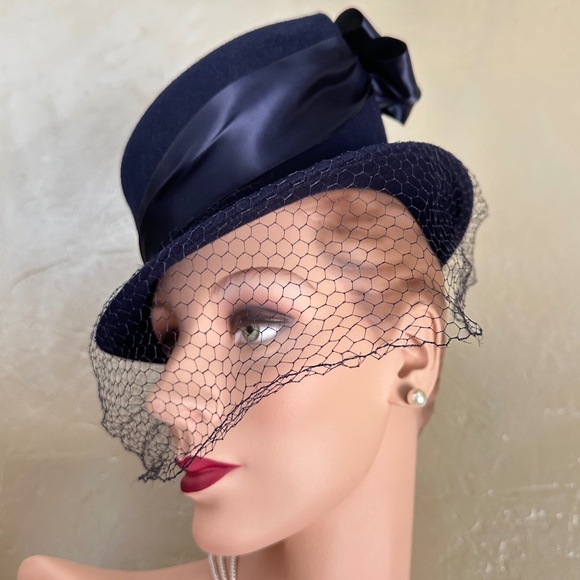 DISTINGUISHED 1940's NAVY TILT FELT HAT - INDENTED CYLINDRICAL CROWN & VEIL - Picture 2 of 13